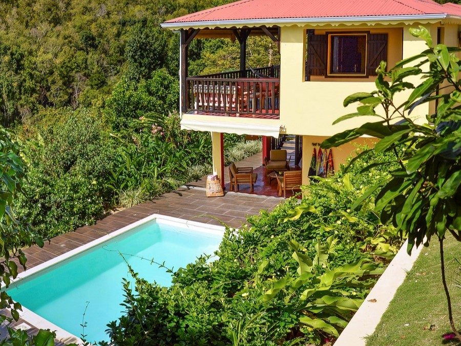 Villa avec piscine dans quartier résidentiel